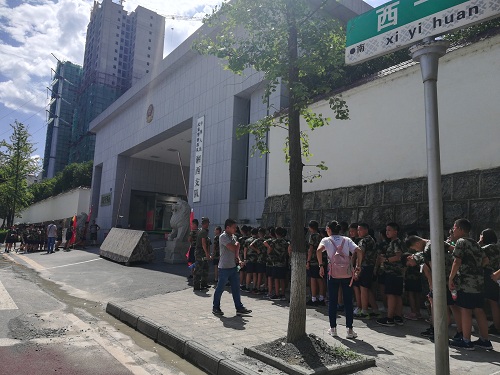 参观门口.jpg 参观门口.jpg