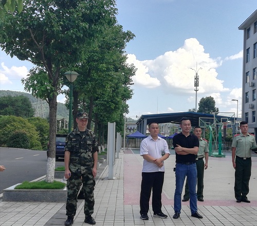 领导陪同观摩军事演练.jpg 领导陪同观摩军事演练.jpg