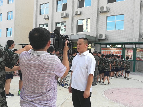 钱助接受采访.jpg 钱助接受采访.jpg