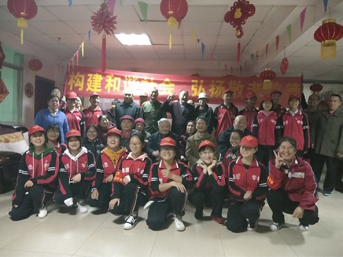 同学们与敬老院的爷爷奶奶们节日合影.jpg 同学们与敬老院的爷爷奶奶们节日合影.jpg