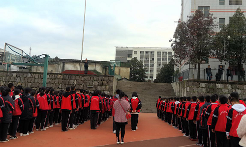 校长麻二平就消防演练做总结发言.png 校长麻二平就消防演练做总结发言.png