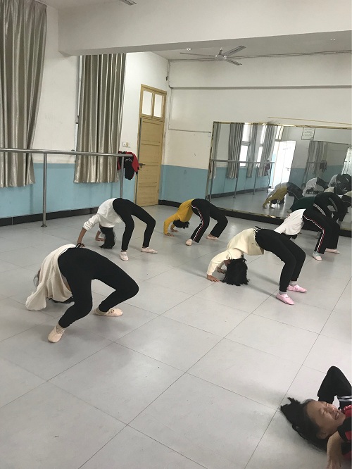 11初一舞蹈特色课.jpg 11初一舞蹈特色课.jpg