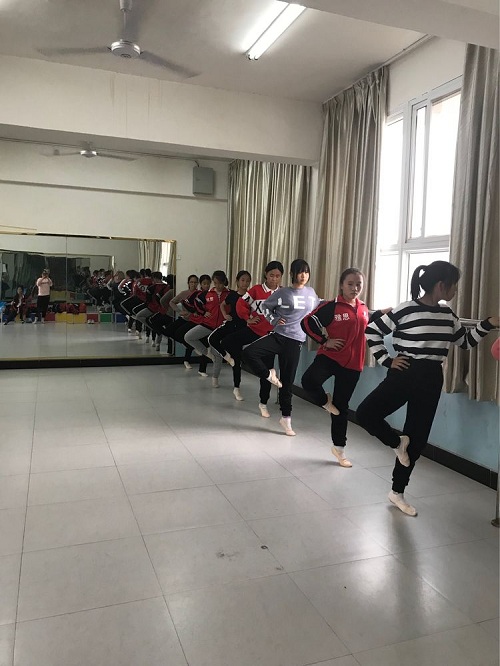 11初一舞蹈特色课.jpg 11初一舞蹈特色课.jpg