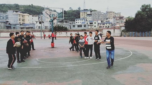 12初一篮球课.jpg 12初一篮球课.jpg