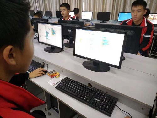 13初一编程机器人课第五节 .jpg 13初一编程机器人课第五节 .jpg