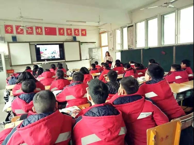 1语文特色课.jpg 1语文特色课.jpg