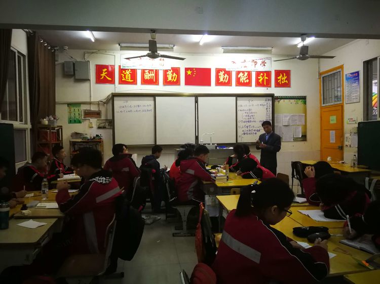 8八年级数学特色课.jpg 8八年级数学特色课.jpg