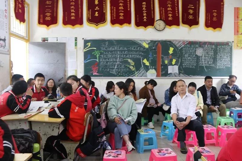听课教师坐满课堂.jpg 听课教师坐满课堂.jpg