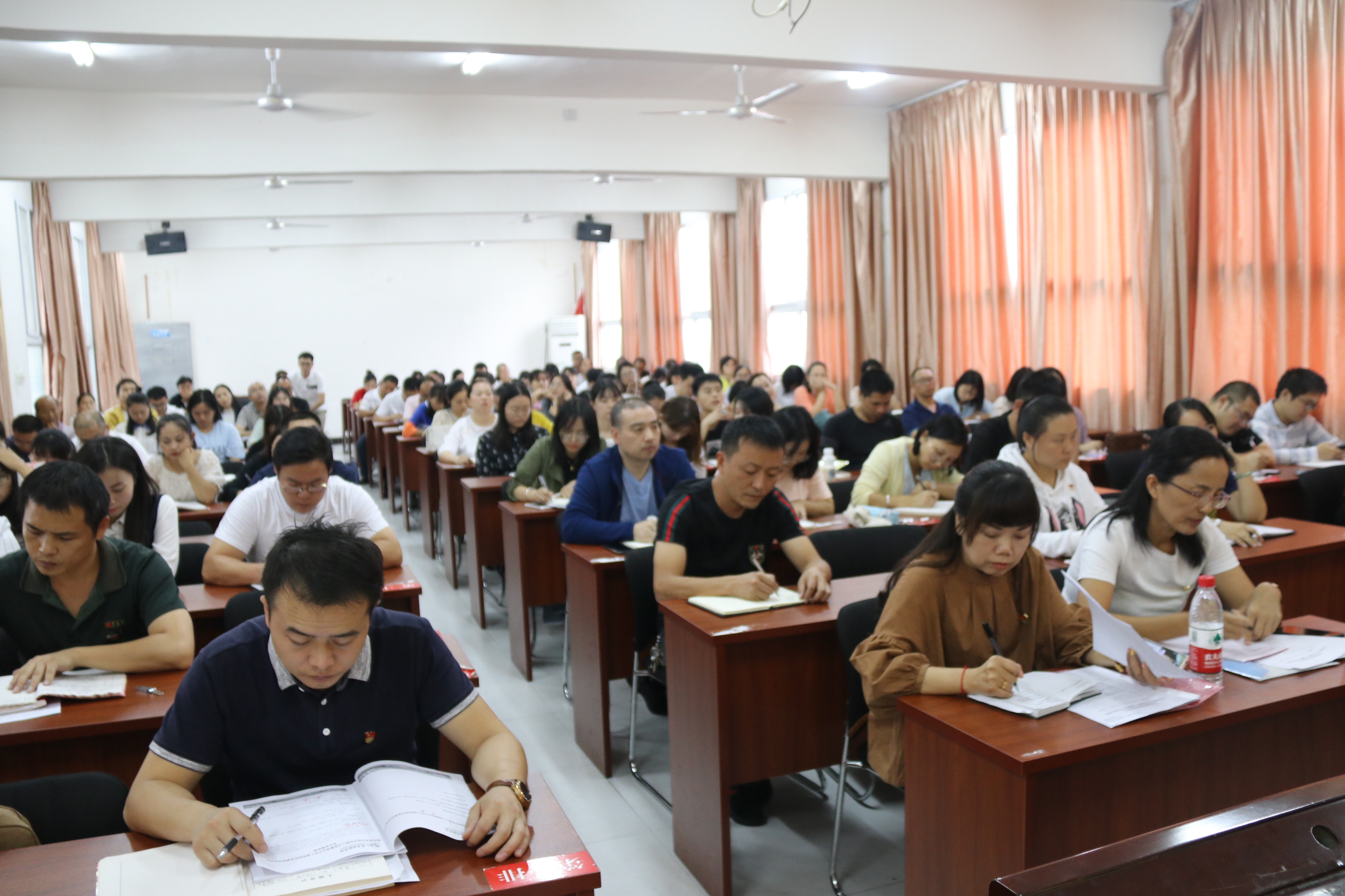 1主题教育会议现场 雅思初中全体教职工参会 (2).JPG