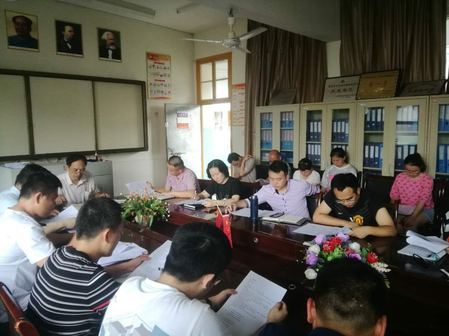 实验会议1.jpg 实验会议1.jpg